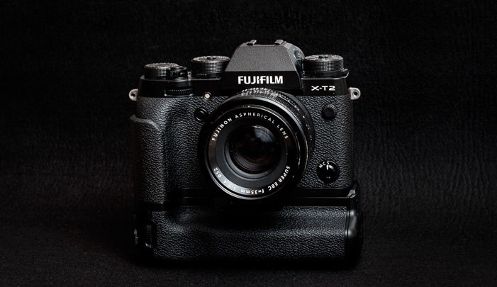 Fstoppers Reviews the Fujifilm VPB-XT2 Camera Grip